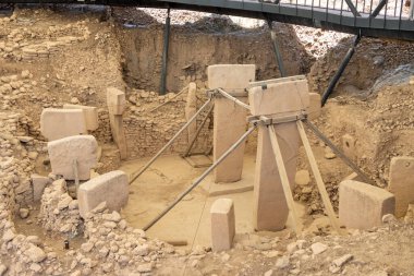 Haliliye, Şanlıurfa, Türkiye - 17 Temmuz 2023: Göbeklitepe arkeoloji sahası. Neolitik Çağ 'da tarihte bilinen en eski ve en büyük tapınaktır. Göbeklitepe bir UNESCO Dünya Mirası sahası