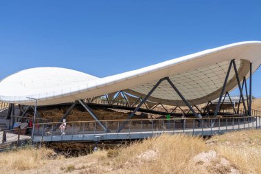 Haliliye, Şanlıurfa, Türkiye - 17 Temmuz 2023: Göbeklitepe arkeoloji sahası. Neolitik Çağ 'da tarihte bilinen en eski ve en büyük tapınaktır. Göbeklitepe bir UNESCO Dünya Mirası sahası