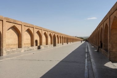 İsfahan, İran - 31 Temmuz 2023: Si-o-se-pol Köprüsü. İsfahan 'daki Zayandeh Nehri üzerinde 33 kemerli ünlü iki katlı taş köprü..