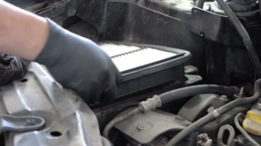 Araba hava filtresi değişimi. Araba motoruna temiz hava filtresi yerleştiriyorum. Tamirci kirli hava filtresini değiştirip yeni filtre takıyor. Araç bakım servisi