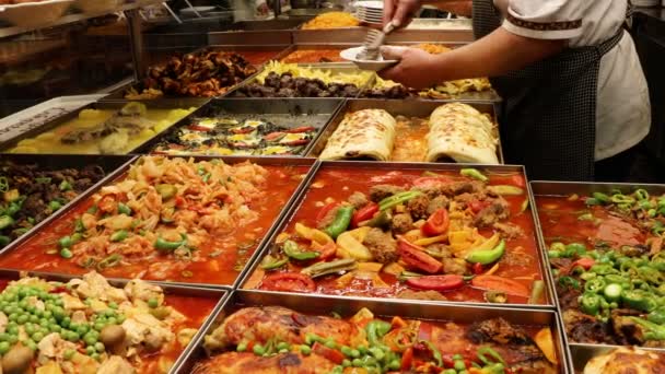 餐馆里有许多种类的火辣多汁的土耳其菜 厨师提供食物 土耳其和中东美食 — 图库视频影像