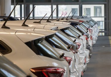 Arka arkaya ikinci el araba satışı yapan araba satıcısı, kapalı otopark envanteri.