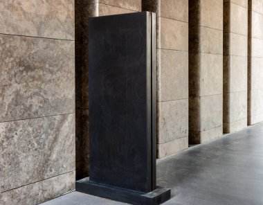 Duvarda boş ilan panosu