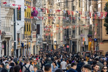 Taksim, İstanbul - Türkiye 15 Kasım 2023: Popüler yürüyüş yolu Taksim İstiklal Caddesi üzerindeki kalabalık