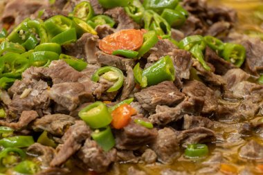 Restoranda yeşil biberli rosto (kavurma).