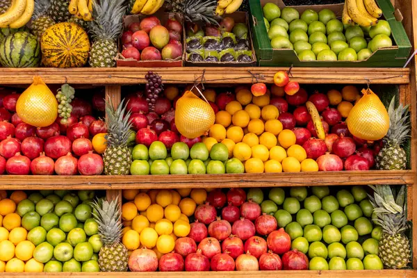 新鮮なカラフルな様々なフルーツ 農家市場の棚の上のフルーツ ストック写真