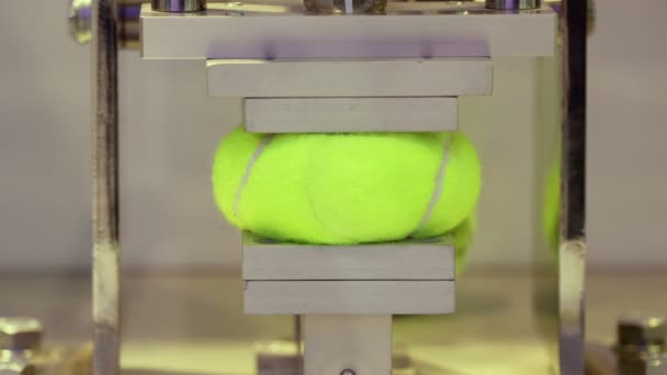 Tes Daya Tahan Produksi Bola Pabrik Tenis — Stok Video