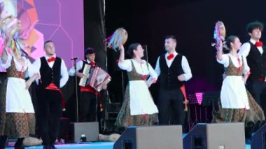 İstanbul, Türkiye 6 Haziran 2024: Sicilyalı halk dansları grubu İstanbul 'daki kültür festivalinde geleneksel kostümleriyle dans ediyor
