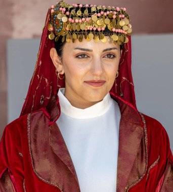 İstanbul, Türkiye 6 Haziran 2024: İstanbul Kültür Festivali 'nde geleneksel elbisesini giymiş bir Türk genç kız