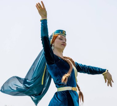 İstanbul, Türkiye Haziran 06: 2024: Kırım Tataristan halk dansları grubu İstanbul 'daki kültür festivalinde geleneksel kostümleriyle dans ediyor
