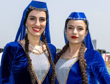 İstanbul, Türkiye Haziran 06: 2024: Kırım Tataristan halk dansları grubu İstanbul 'daki kültür festivalinde geleneksel kostümleriyle dans ediyor