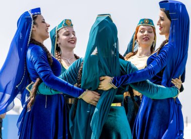 İstanbul, Türkiye Haziran 06: 2024: Kırım Tataristan halk dansları grubu İstanbul 'daki kültür festivalinde geleneksel kostümleriyle dans ediyor