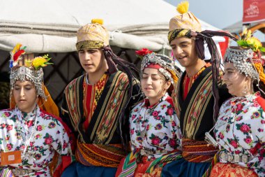 İstanbul, Türkiye 6 Haziran 2024: Türk halk dansları grubu İstanbul 'daki kültür festivalinde geleneksel kostümleriyle dans ediyor