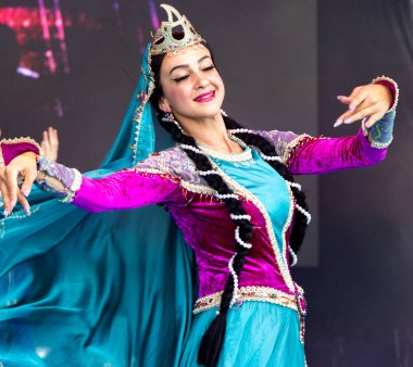 İstanbul, Türkiye 6 Haziran 2024: Azerbaycan halk dansları grubu İstanbul 'daki kültür festivalinde geleneksel kostümleriyle dans ediyor