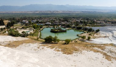 Pamukkale Türkiye 8 Temmuz 2024: Pamukkale geçişleri ve UNESCO dünya mirası listesinde yer alan antik Hierapolis kenti