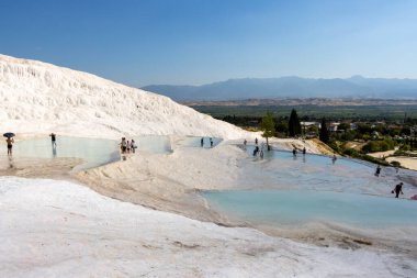 Pamukkale Türkiye 8 Temmuz 2024: Pamukkale geçişleri ve UNESCO dünya mirası listesinde yer alan antik Hierapolis kenti