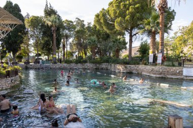 Pamukkale Türkiye 8 Temmuz 2024: Pamukkale Hierapolis antik kenti ve UNESCO dünya mirası listesinde yer alan yüzme havuzu
