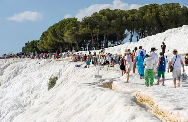 Pamukkale Türkiye 8 Temmuz 2024: Pamukkale geçişleri ve UNESCO dünya mirası listesinde yer alan antik Hierapolis kenti