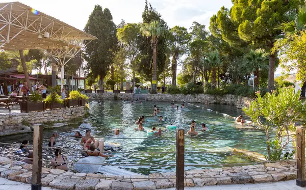 Pamukkale Türkiye 8 Temmuz 2024: Pamukkale Hierapolis antik kenti ve UNESCO dünya mirası listesinde yer alan yüzme havuzu