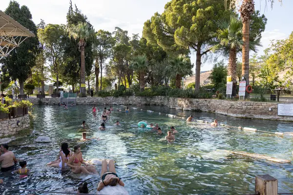 Pamukkale Türkiye 8 Temmuz 2024: Pamukkale Hierapolis antik kenti ve UNESCO dünya mirası listesinde yer alan yüzme havuzu
