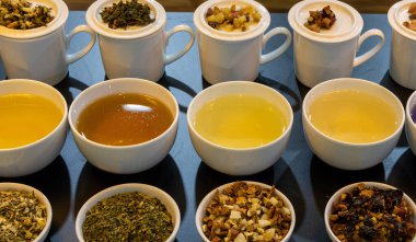 Porselen fincanlar ve kâselerde çeşitli bitki çayları.