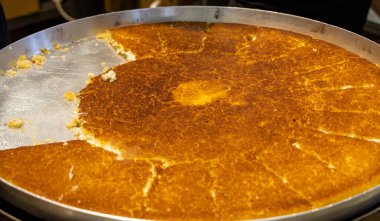 Geleneksel Türk ve Orta Doğu tatlıları büyük bir tepside: Knafeh (Türkçe: Kunefe)