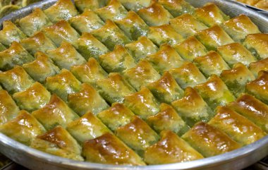 Tepside fıstıklı baklava tatlısı.