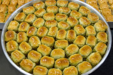 Tepside fıstıklı baklava tatlısı.