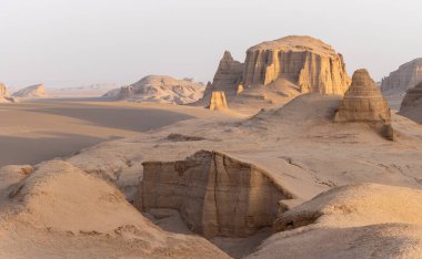 Lut Çölü ya da Dasht-e Lût. İran 'ın Kerman ve Sistan-Baluchestan illerinde yer alan çöl, UNESCO Dünya Mirasları Listesine dahil edilmiştir ve dünyanın en sıcak yeridir.