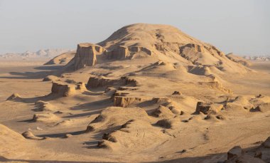 Lut Çölü ya da Dasht-e Lût. İran 'ın Kerman ve Sistan-Baluchestan illerinde yer alan çöl, UNESCO Dünya Mirasları Listesine dahil edilmiştir ve dünyanın en sıcak yeridir.