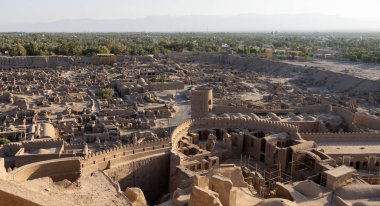 Bam Iran 21 Eylül 2024: Bam Citadel, İran 'ın Kerman ilindeki Bam şehrinde yer alan, dünyanın en büyük kerpiç binası ve UNESCO Dünya Mirasları Alanıdır.