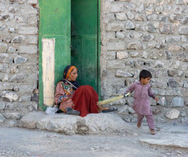 Tajkaft Village Iranshahr Iran 23 Eylül 2024: İran 'ın Tajkaft Köyü' nde geleneksel giysiler içinde Belucistan 'dan çocuklar