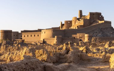 Bam Iran 21 Eylül 2024: Bam Citadel, İran 'ın Kerman ilindeki Bam şehrinde yer alan, dünyanın en büyük kerpiç binası ve UNESCO Dünya Mirasları Alanıdır.