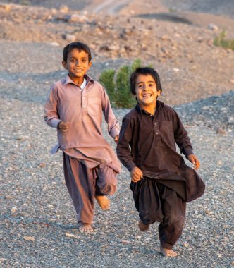 Tajkaft Village Iranshahr Iran 23 Eylül 2024: İran 'ın Tajkaft Köyü' nde geleneksel giysiler içinde Belucistan 'dan çocuklar