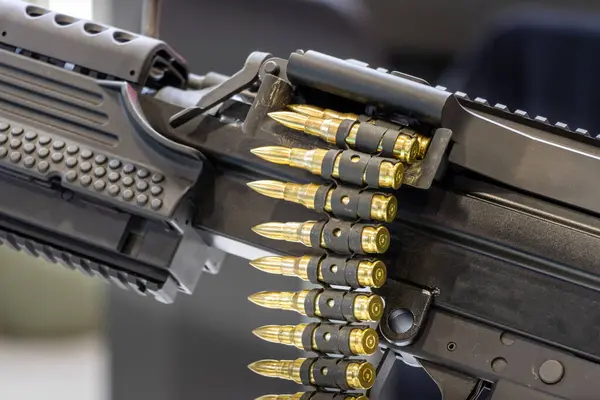 Makineli tüfek ve mermi kovanı.