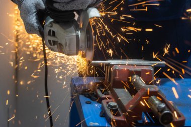 Demirci demir kesme makinesiyle demiri keser.