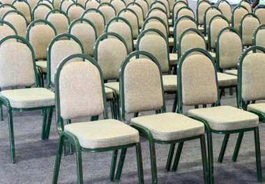 Otel konferansı ve toplantı odalarında sıra sıra sandalye.