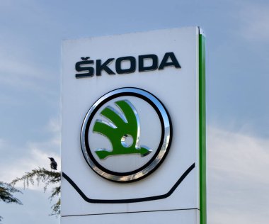 İstanbul Türkiye 19 Aralık 2024: İstanbul 'daki Skoda markalı otomobil şirketinin reklam logosu