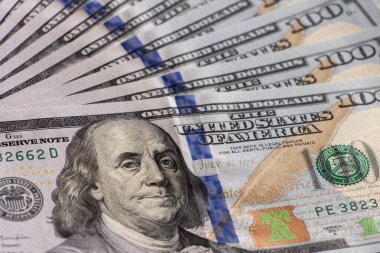 100 dolarlık banknotlar, bir deste Amerikan doları.