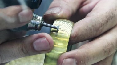 Kalıplar ve süsler altın kadın bileziğinin elle yapılmış. Mücevher ve altın mücevher üretimi