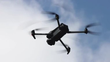 Bir İHA havada uçuyor, fotoğraf ve video çekiyor.