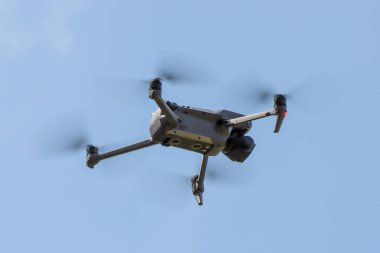 Bir İHA havada uçuyor, fotoğraf ve video çekiyor.