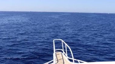 Güneşli bir günde bir yat denizde hareket eder.