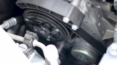 Benzin vagonunun motorunun alternatör kayışı doğal bir sesle dönüyor.