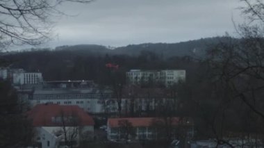 Almanya 'nın bielefeld bölgesindeki hava ambulansı. Helikopter çatıya iniyor. Yüksek kalite 4k görüntü