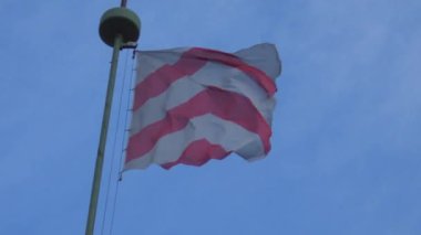 Sparrenburg Bielefeld Teutoburger Wald Westfalia Alman. Beyaz-kırmızı bayrak