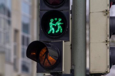 Almanya 'da eşcinsel lezbiyen bir çifti destekleyen yaya trafik lambası. Trafik ışığı iki kadını el ele tutuşurken gösteriyor. Gay dostu kavram.