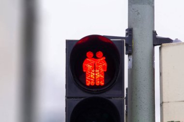 Almanya 'da eşcinsel lezbiyen bir çifti destekleyen yaya trafik lambası. Trafik ışığı iki kadını el ele tutuşurken gösteriyor. Gay dostu kavram.