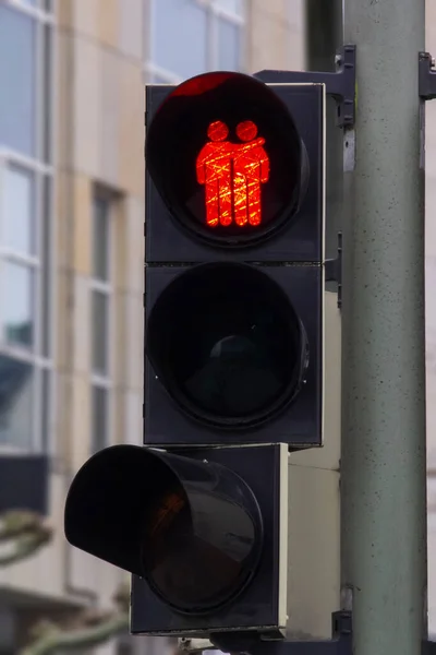 Almanya 'da eşcinsel lezbiyen bir çifti destekleyen yaya trafik lambası. Trafik ışığı iki kadını el ele tutuşurken gösteriyor. Gay dostu kavram.