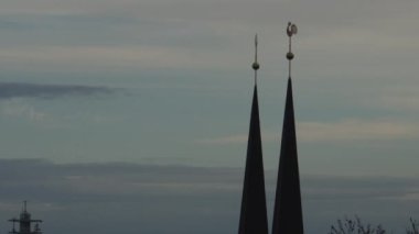 Neustadt 'taki Evanjelik-Lüteriyen Marienkirche. Kilisenin çatısında rüzgar gülü var. Yüksek kaliteli FullHD görüntüler